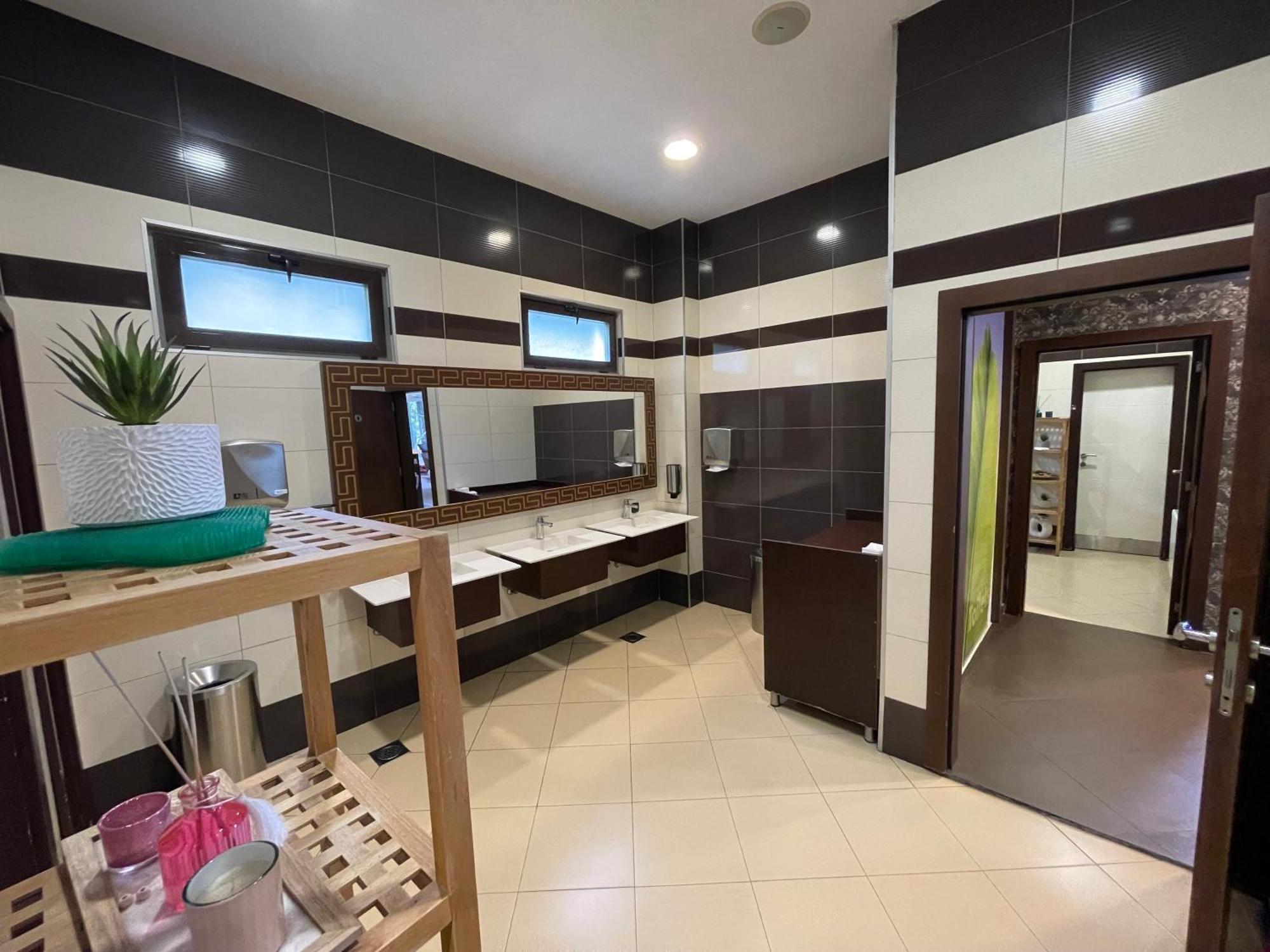 Amazona Hotel Prisztina Zewnętrze zdjęcie