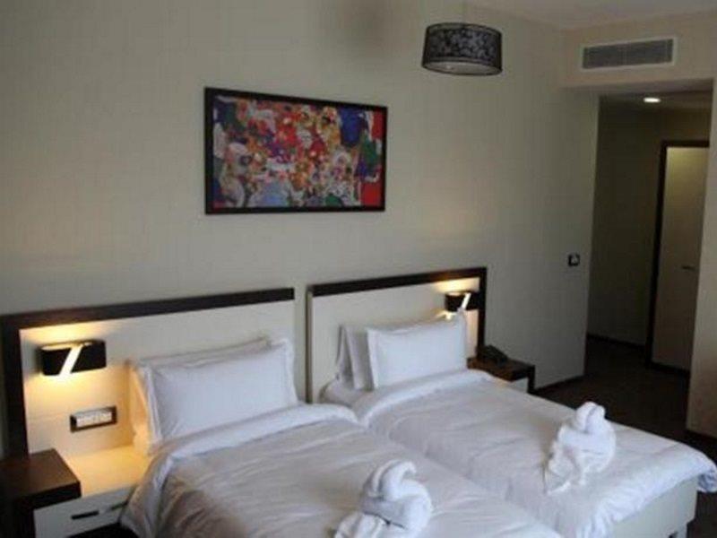 Amazona Hotel Prisztina Zewnętrze zdjęcie