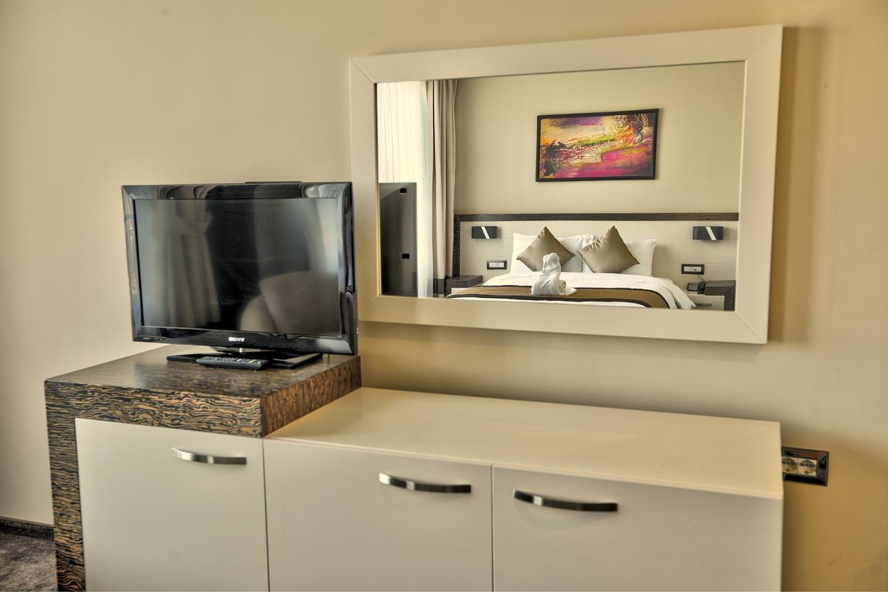 Amazona Hotel Prisztina Zewnętrze zdjęcie