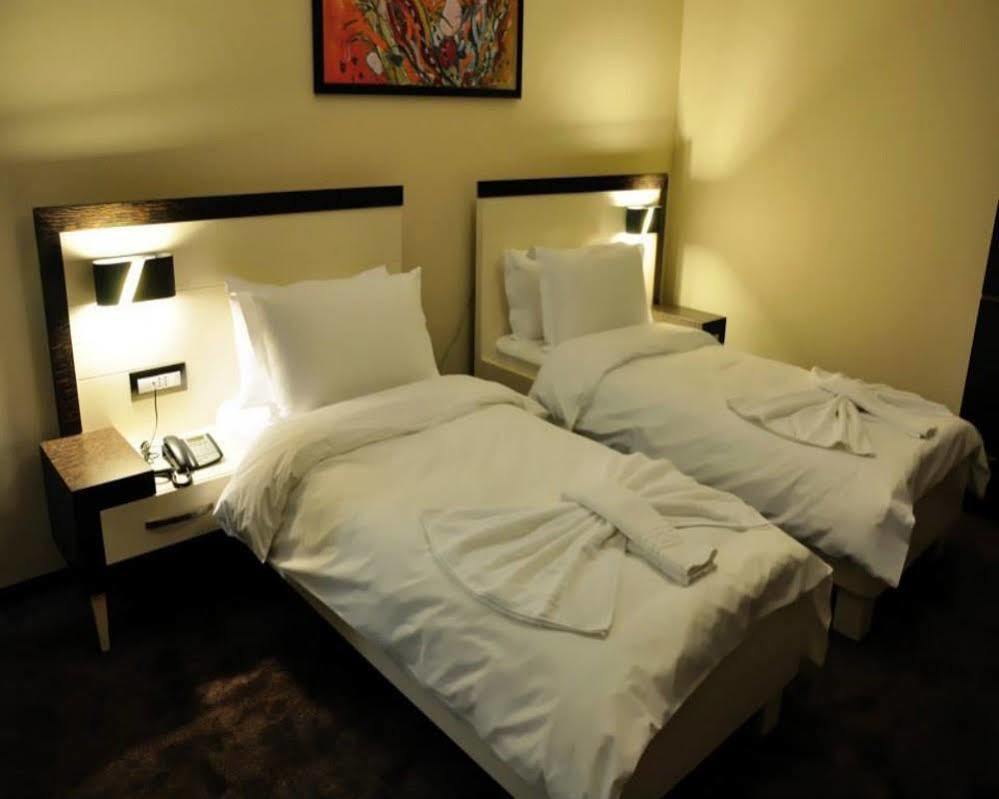 Amazona Hotel Prisztina Zewnętrze zdjęcie